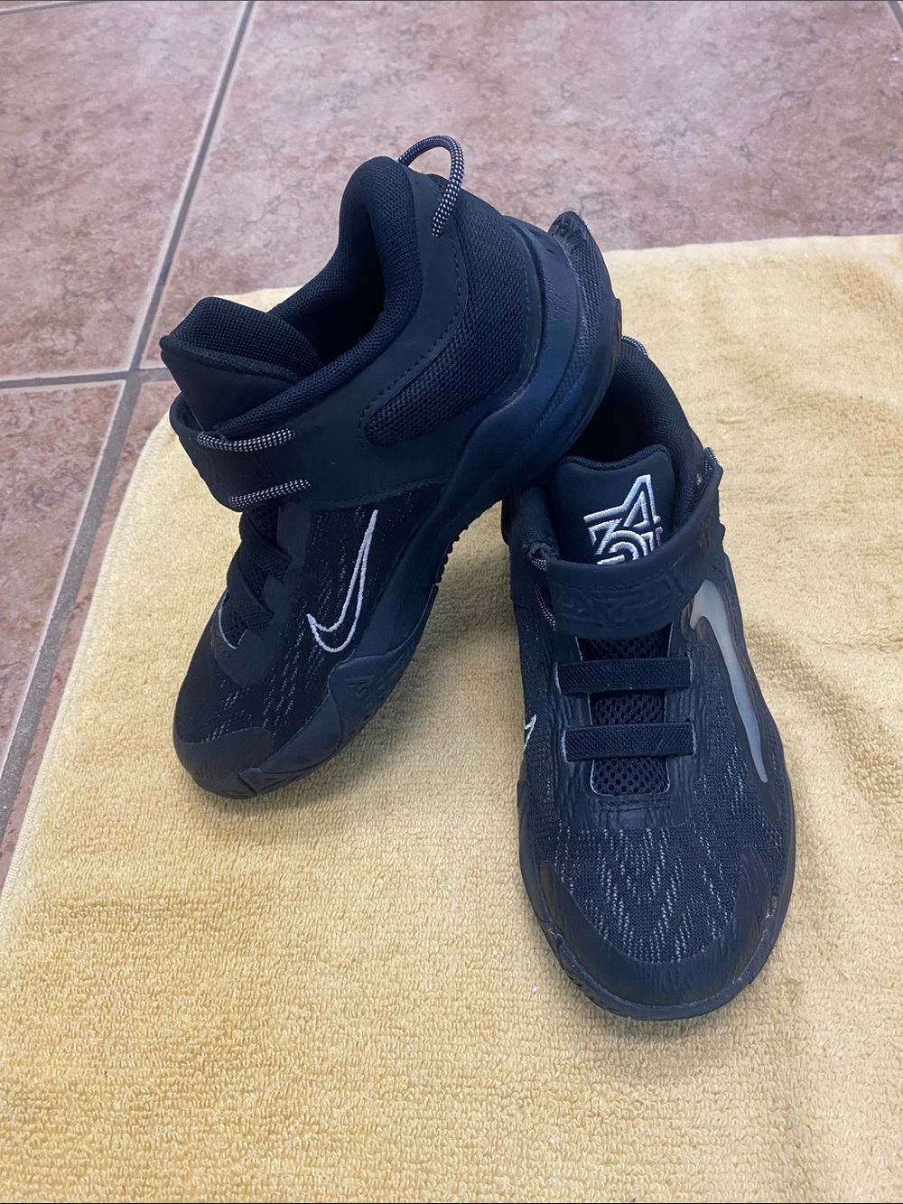 Nike Kids Black Athletic Sneakers with Velcro Strap size 1Y